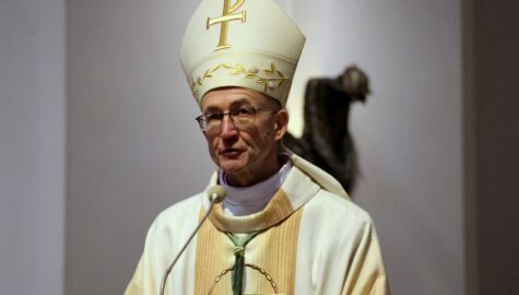 Abp Adrian Galbas w katedrze Chrystusa Króla w Katowicach w Niedzielę Zmartychwstania podpis Biuro Prasowe Archidiecezji Katowickiej